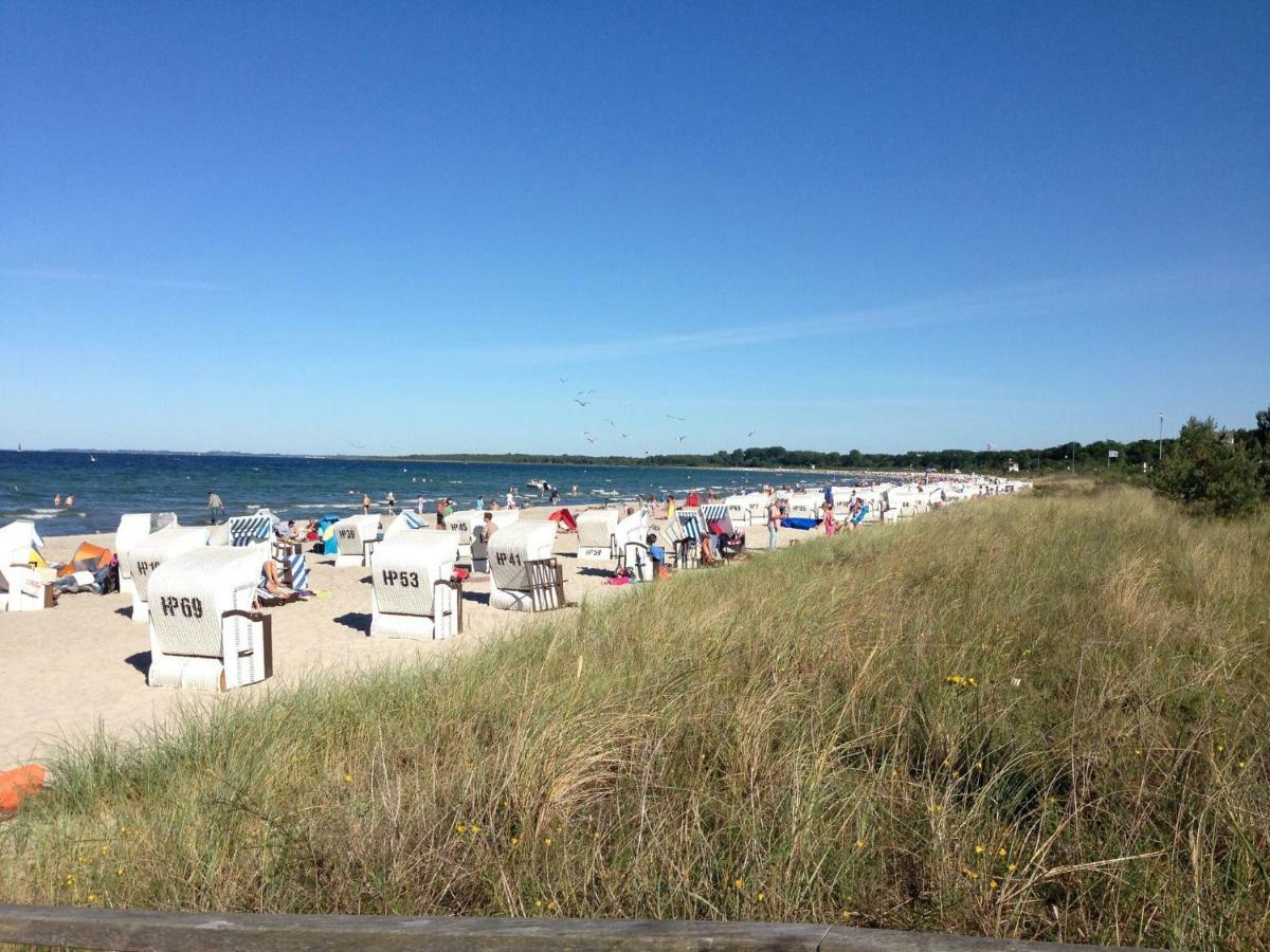 Spacious Bungalow Near Sea In Grundshagen Exterior photo